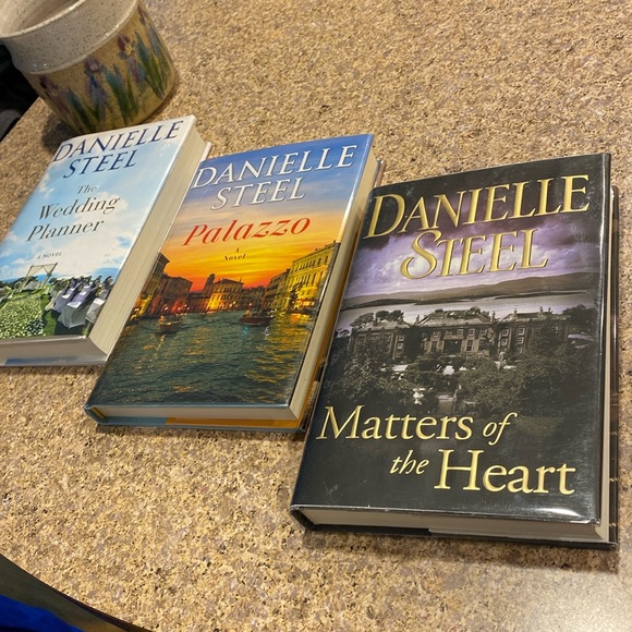 3 Danielle Steel Hardcover Books Wedding Planner Palazzo Matters of the Heart - Picture 1 of 16